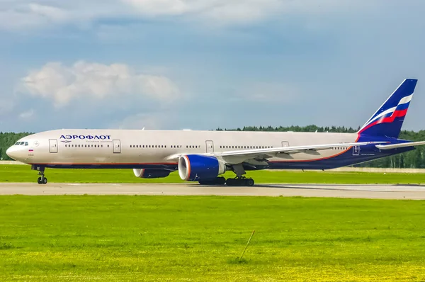 Аерофлот Літак Авіакомпанії Russia Airlines Boeing 777 300Er Очікує Зльоту — стокове фото