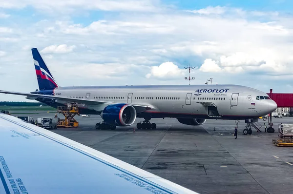 Аерофлот Літак Авіакомпанії Russia Airlines Boeing 777 300Er Очікує Зльоту — стокове фото