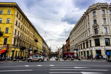 Saint Petersburg 'da dökülen kanalın içinden geçen bir turist teknesiyle Kurtarıcı Kilisesi. Saint Petersburg, Rusya.
