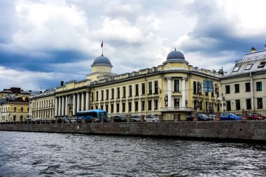 Saint Petersburg 'da dökülen kanalın içinden geçen bir turist teknesiyle Kurtarıcı Kilisesi. Saint Petersburg, Rusya.