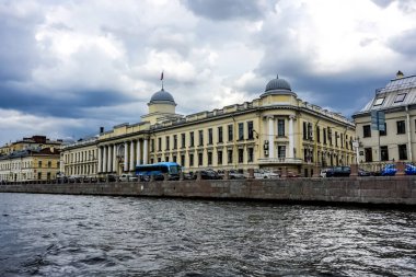 Saint Petersburg 'da dökülen kanalın içinden geçen bir turist teknesiyle Kurtarıcı Kilisesi. Saint Petersburg, Rusya.
