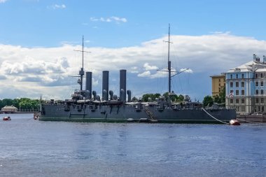 Nakhimov Donanma Okulu 'nun yanındaki Aurora (Avrora) kruvazörü ya da Saint Petersburg' daki Nakhimov Okulu. Saint Petersburg, Rusya.