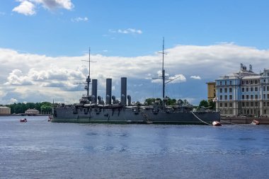 Nakhimov Donanma Okulu 'nun yanındaki Aurora (Avrora) kruvazörü ya da Saint Petersburg' daki Nakhimov Okulu. Saint Petersburg, Rusya.