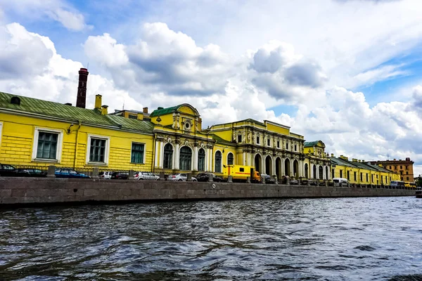 Церковь Спасителя Крови Санкт Петербурге Туристической Лодкой Проходящей Каналу Санкт — стоковое фото