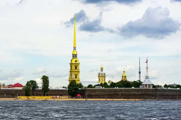 상트페테르부르크에 구주의 교회에서는 관광객들의 보트가 운하를 지나고 있습니다 상트페테르부르크 러시아 — 스톡 사진