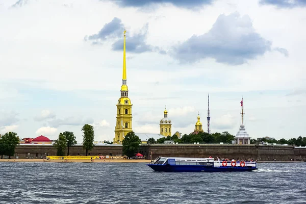 Церква Спасителя Пролитій Крові Санкт Петербурзі Туристичним Човном Проходив Каналу — стокове фото