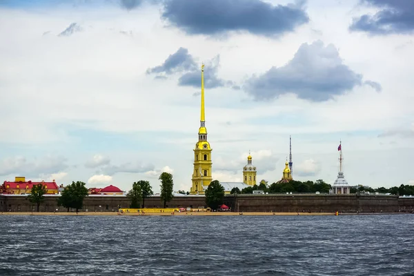 圣彼得堡的施放鲜血的救世主教堂 有一艘旅游船在运河中经过 俄罗斯圣彼得堡 — 图库照片