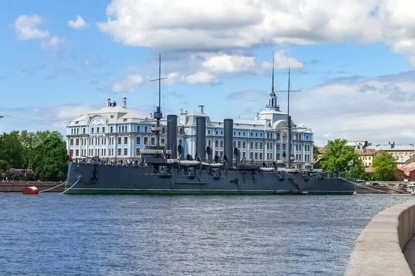 奥罗拉 Avrora 巡洋舰紧邻圣彼得堡的纳希莫夫海军学校 Nakhimov Naval School 或简称纳希莫夫学校 Nakhimov School 俄罗斯圣彼得堡 — 图库照片