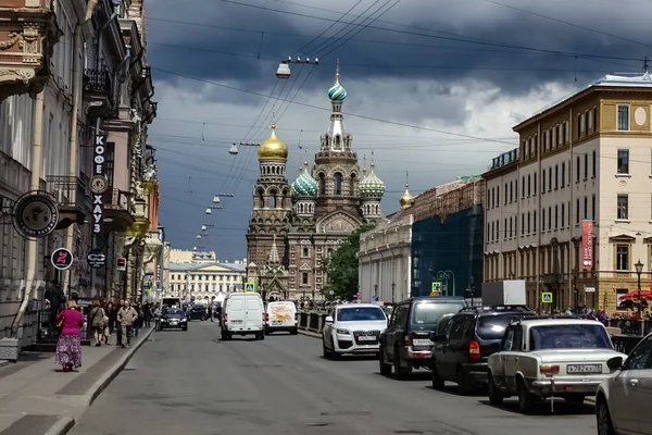 Церковь Спасителя Крови Санкт Петербурге Туристической Лодкой Проходящей Каналу Санкт — стоковое фото