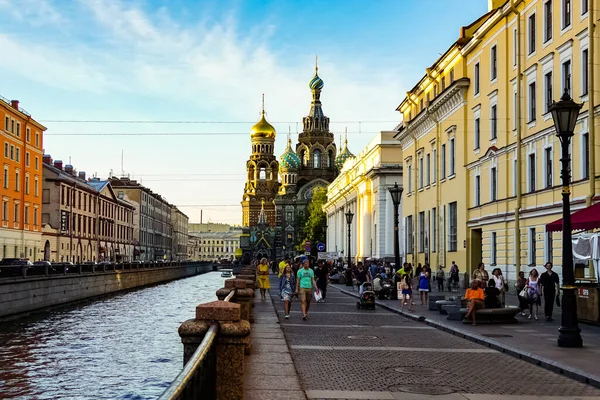 Kościół Zbawiciela Rozlanej Krwi Sankt Petersburgu Łodzi Turystycznej Przechodzącej Kanale — Zdjęcie stockowe