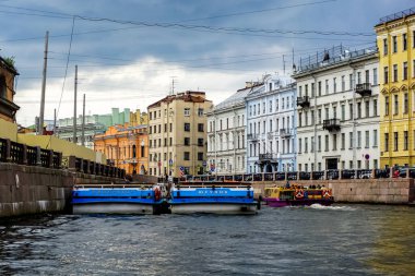 Aziz Petersburg Panoraması 'nda tarihi binalar mimari sokaklar ve kanallar Saint Petersburg, Rusya.
