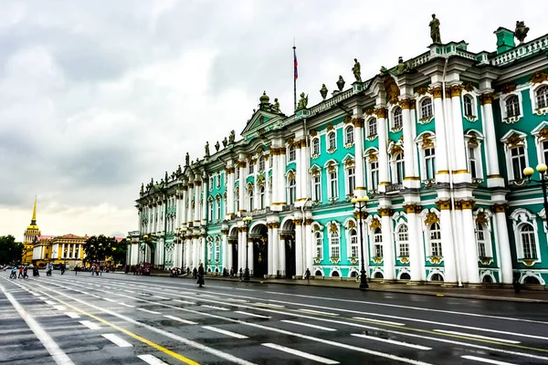 ロシア サンクトペテルブルクの宮殿広場にある国立エルミタージュ美術館 — ストック写真