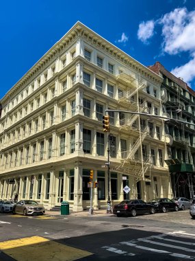 New York City Manhattan sokak panoraması. Sokakta sarı New York taksileri var. Manhattan, New York.