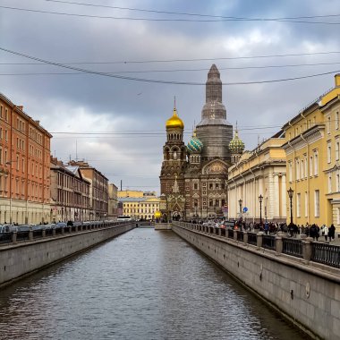 Aziz Petersburg Panoraması 'nda tarihi binalar mimari sokaklar ve kanallar Saint Petersburg, Rusya