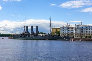 Nakhimov Donanma Okulu 'nun yanındaki Aurora (Avrora) kruvazörü ya da Saint Petersburg' daki Nakhimov Okulu. Saint Petersburg, Rusya.
