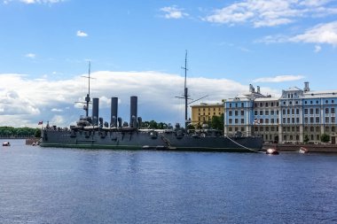 Nakhimov Donanma Okulu 'nun yanındaki Aurora (Avrora) kruvazörü ya da Saint Petersburg' daki Nakhimov Okulu. Saint Petersburg, Rusya.