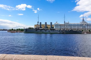 Nakhimov Donanma Okulu 'nun yanındaki Aurora (Avrora) kruvazörü ya da Saint Petersburg' daki Nakhimov Okulu. Saint Petersburg, Rusya.