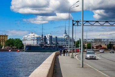 Nakhimov Donanma Okulu 'nun yanındaki Aurora (Avrora) kruvazörü ya da Saint Petersburg' daki Nakhimov Okulu. Saint Petersburg, Rusya.