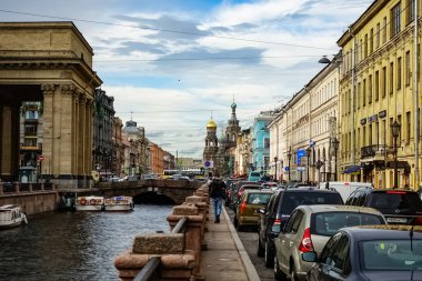 Saint Petersburg 'da dökülen kanalın içinden geçen bir turist teknesiyle Kurtarıcı Kilisesi. Saint Petersburg, Rusya.