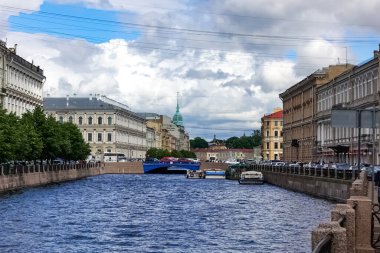 Aziz Petersburg Panoraması 'nda tarihi binalar mimari sokaklar ve kanallar Saint Petersburg, Rusya.