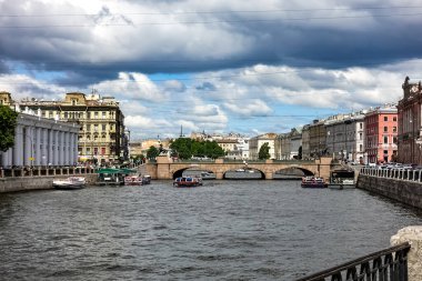 Aziz Petersburg Panoraması 'nda tarihi binalar mimari sokaklar ve kanallar Saint Petersburg, Rusya.