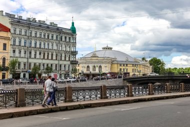 Aziz Petersburg Panoraması 'nda tarihi binalar mimari sokaklar ve kanallar Saint Petersburg, Rusya.