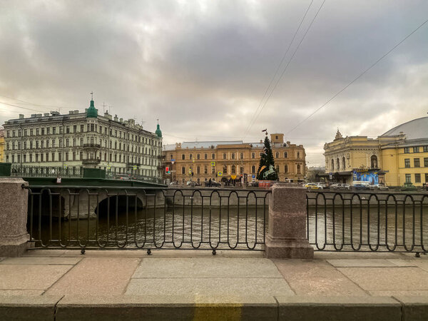 Санкт-Петербургская панорама исторических зданий, улиц и каналов в Санкт-Петербурге, Россия.