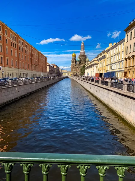 Aziz Petersburg Panoraması 'nda tarihi binalar mimari sokaklar ve kanallar Saint Petersburg, Rusya