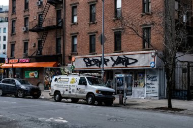 New York City Manhattan sokak panoraması. Sokakta sarı New York taksileri var. Manhattan, New York.