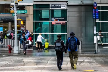 New York 'taki Columbus Circle' da yağmurlu bir günde sarı taksilerle. Manhattan, New York.