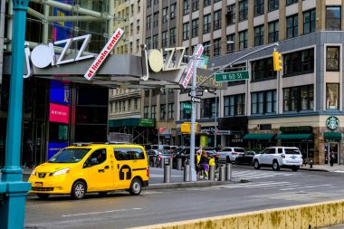New York 'taki Columbus Circle' da yağmurlu bir günde sarı taksilerle. Manhattan, New York.