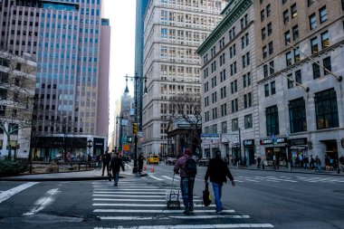 New York City Manhattan sokak panoraması. Sokakta sarı New York taksileri var. Manhattan, New York.