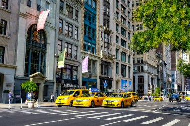 New York City Manhattan sokak panoraması. Sokakta sarı New York taksileri var. Manhattan, New York.