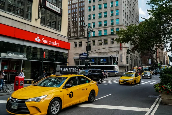 纽约市曼哈顿街道全景 街上有黄色的纽约市出租车 纽约曼哈顿 — 图库照片