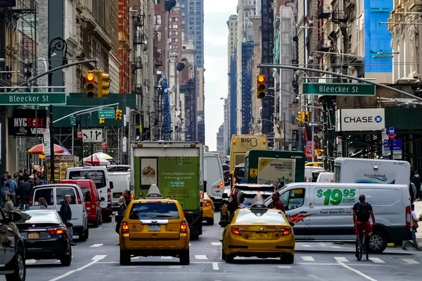 纽约市曼哈顿街道全景 街上有黄色的纽约市出租车 纽约曼哈顿 — 图库照片