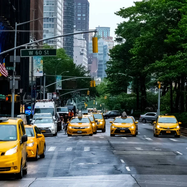 Columbus Circle New York City Ben Sárga Taxival Egy Esős — Stock Fotó