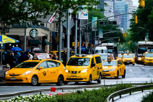 Columbus Circle Στη Νέα Υόρκη Κίτρινα Ταξί Μια Βροχερή Μέρα — Φωτογραφία Αρχείου