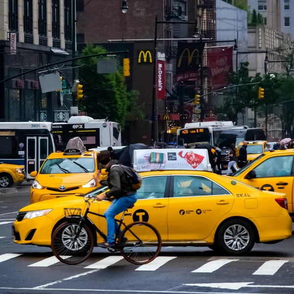 Columbus Circle Nova York Com Táxis Amarelos Dia Chuvoso Manhattan — Fotografia de Stock