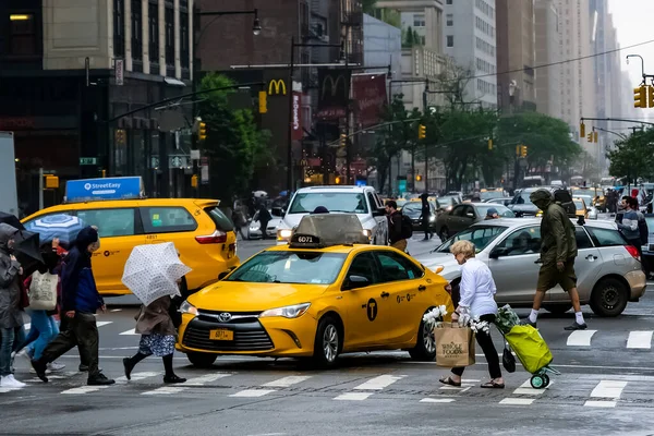 Columbus Circle New York City Med Gula Taxibilar Regnig Dag — Stockfoto