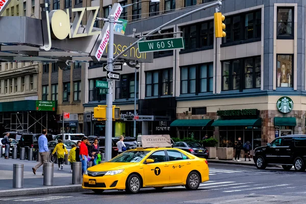 New York 'taki Columbus Circle' da yağmurlu bir günde sarı taksilerle. Manhattan, New York.