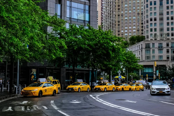 비오는 날노란 택시를 콜럼버스 Manhattan New York — 스톡 사진