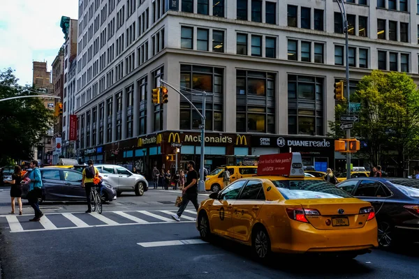 纽约市曼哈顿街全景 街上有黄色的纽约市出租车 纽约曼哈顿 — 图库照片