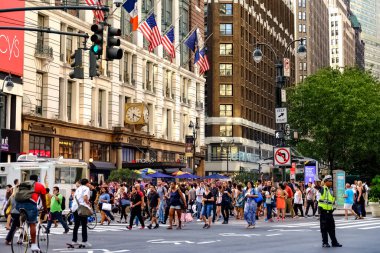 New York City Manhattan sokak panoraması. Sokakta sarı New York taksileri var. Manhattan, New York.