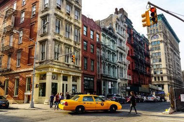 Sokakta sarı New York taksisi olan New York City SoHo mahallesi panoraması. Manhattan, New York.