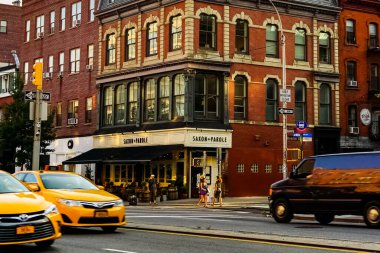 New York Şehri SoHo mahalle panoraması ve caddelerinde sarı New York taksileri. Manhattan, New York.