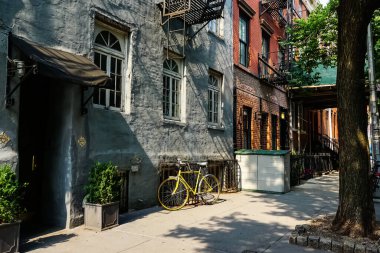 New York City sokağı manzaralı West Village mahallesinde sarı New York taksileri caddelerde. Manhattan, New York.