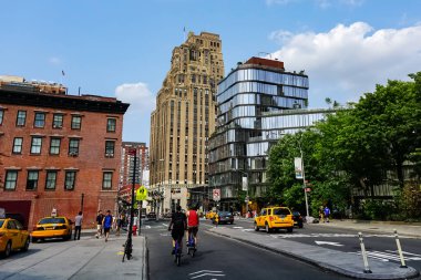 New York City sokağı manzaralı West Village mahallesinde sarı New York taksileri caddelerde. Manhattan, New York.