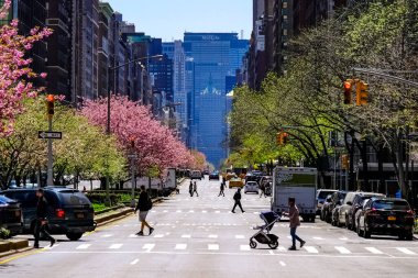New York City Manhattan caddesi manzarası. Sokakta sarı New York taksi ve yayalar var. Manhattan, New York.