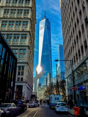 New York City Manhattan sokak panoraması. Sokakta sarı New York taksileri var. Manhattan, New York.