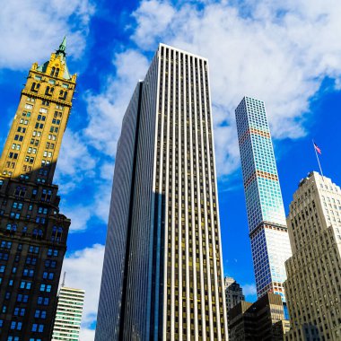 New York City Manhattan sokak panoraması. Sokakta sarı New York taksileri var. Manhattan, New York.